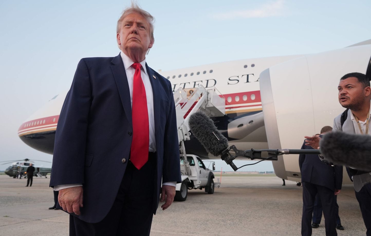 VIVIR. Trump golpeó “muy duro” a Irán, que tomó represalias en Jordania y Kuwait… VIVIR. Trump golpeó “muy duro” a Irán, que tomó represalias en Jordania y Kuwait…